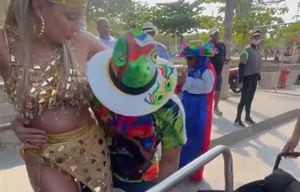 Daniella Álvarez hizo presencia en el Carnaval de Barranquilla y su novio la ayudó para subir y bajar de la carroza.