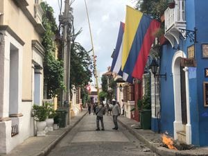 El Cuerpo de Bomberos de Cartagena está atendiendo la emergencia.