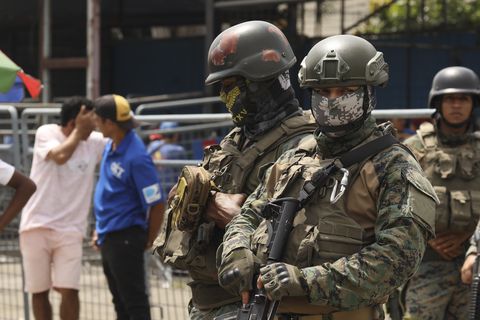 Soldados montan guardia en la Penitenciaría del Litoral luego de enfrentamientos mortales en Guayaquil, Ecuador, el martes 25 de julio de 2023.
