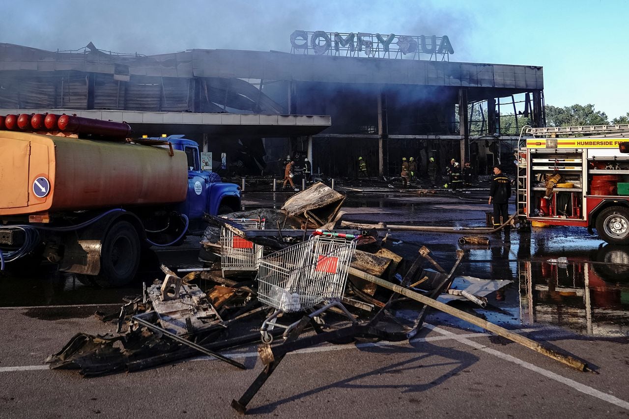 En Imágenes : Misil ruso impacta en centro comercial ucraniano