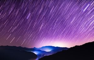 Escena de lluvia de meteoros del cielo estrellado en altas montañas en verano, sur de China. Tomada con Nikon D810