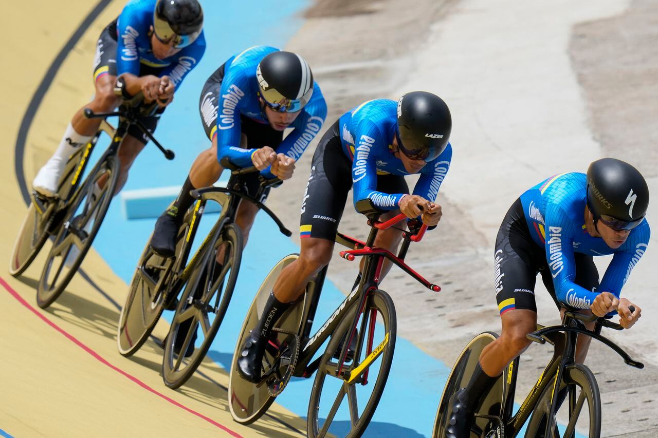 Colombia competes in the men's cycling track team pursuit qualifying heats at the Central American and Caribbean Games in San Salvador, El Salvador, Wednesday, June 28, 2023. (AP Photo/Arnulfo Franco)