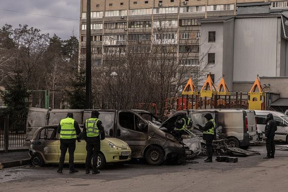 Vehículos destruidos tras el ataque ruso con misiles en Kiev, Ucrania.