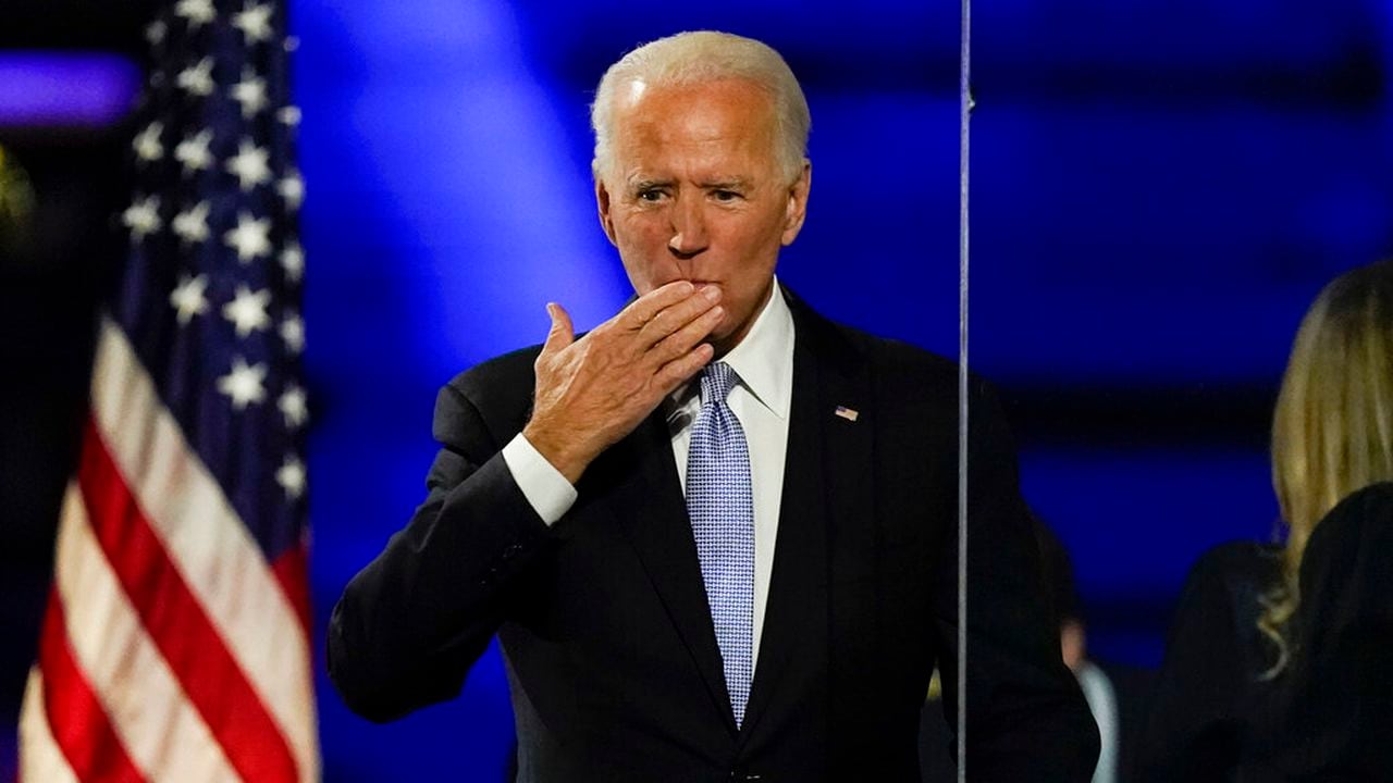 Presidente electo Joe Biden manda un beso a sus seguidores el 7 de noviembre en Wilmington.