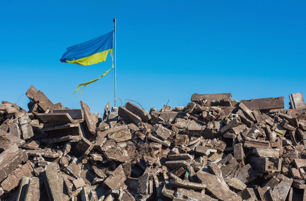 Guerra en ucrania. Edificio ucraniano destruido y bandera dañada por el viento