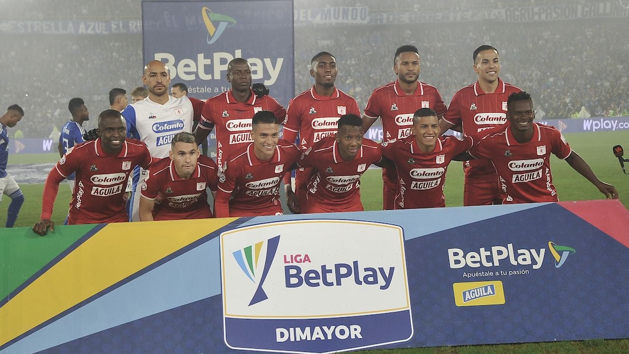 BOGOTA - COLOMBIA, 27-04-2023: Millonarios F. C. y America de Cali durante partido en partido de la fecha 16 por la Liga BetPlay DIMAYOR I 2023 jugado en el estadio Nemesio Camacho El Campin de la ciudad de Bogota. / Millonarios F. C. and America de Cali during a match of the 16th date for the BetPlay DIMAYOR I 2023 League played at the Nemesio Camacho El Campin Stadium in Bogota city. / Photo: VizzorImage / Luis Ramirez / Staff.