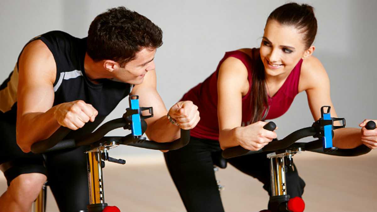 Los especialistas recomiendan para cuidar las articulaciones hacer ejercicio regularmente.