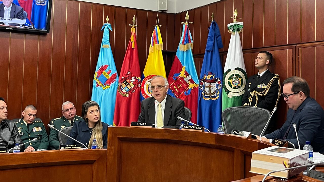 Ministro de Defensa Iván Velásquez respondió en el Congreso.