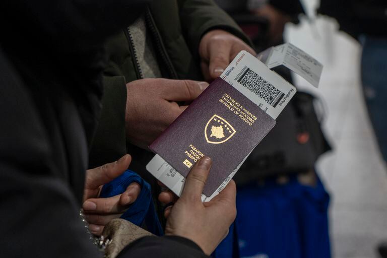 La Unión Europea aprobó viajes sin visa para los titulares de pasaportes de Kosovo en abril de 2023