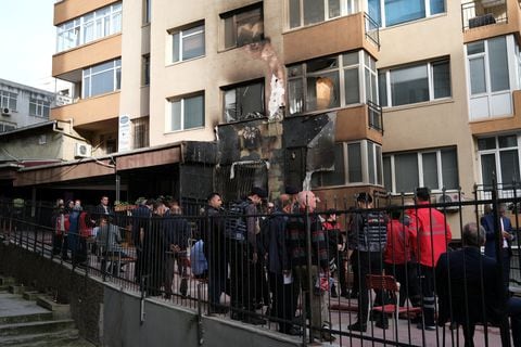 Oficiales de policía y rescatistas se encuentran frente a un edificio donde se produjo un incendio durante los trabajos de renovación diurnos en un club nocturno en Estambul, Turquía, el 2 de abril de 2024.