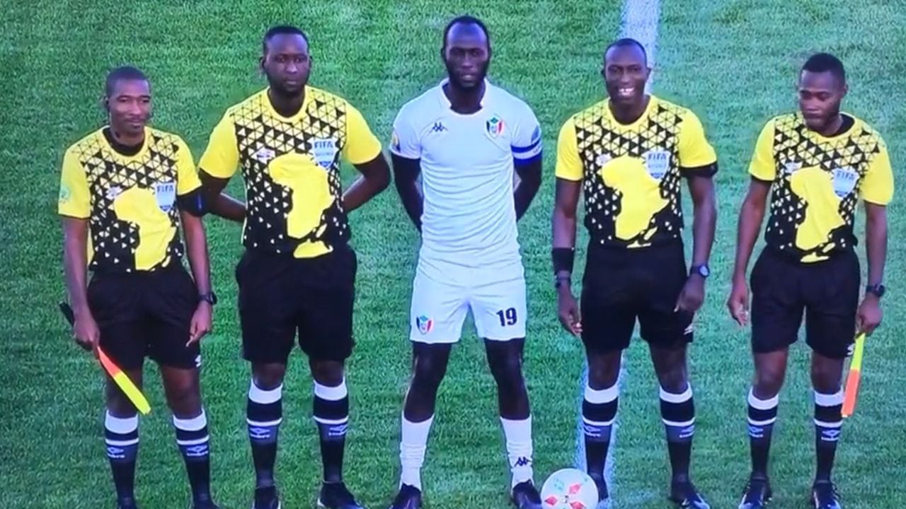 La selección de Sudán tuvo que salir al terreno y cantar el himno para quedarse con los 3 puntos.