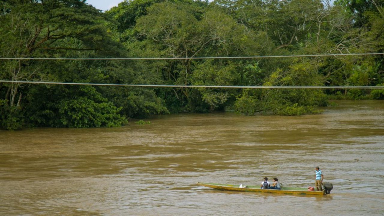 Por cinco mil pesos y en menos de tres minutos, la población puede pasar de Colombia a Venezuela en canoas y lanchas ilegales.