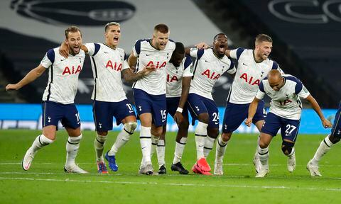 Jugadores del Tottenham celebran su clasificación a la siguiente ronda en la Copa de la Liga o Carabao Cup.