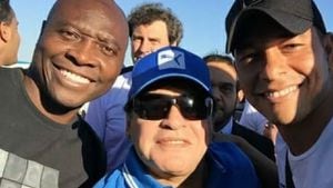 Freddy Rincón posa junto a Diego Maradona