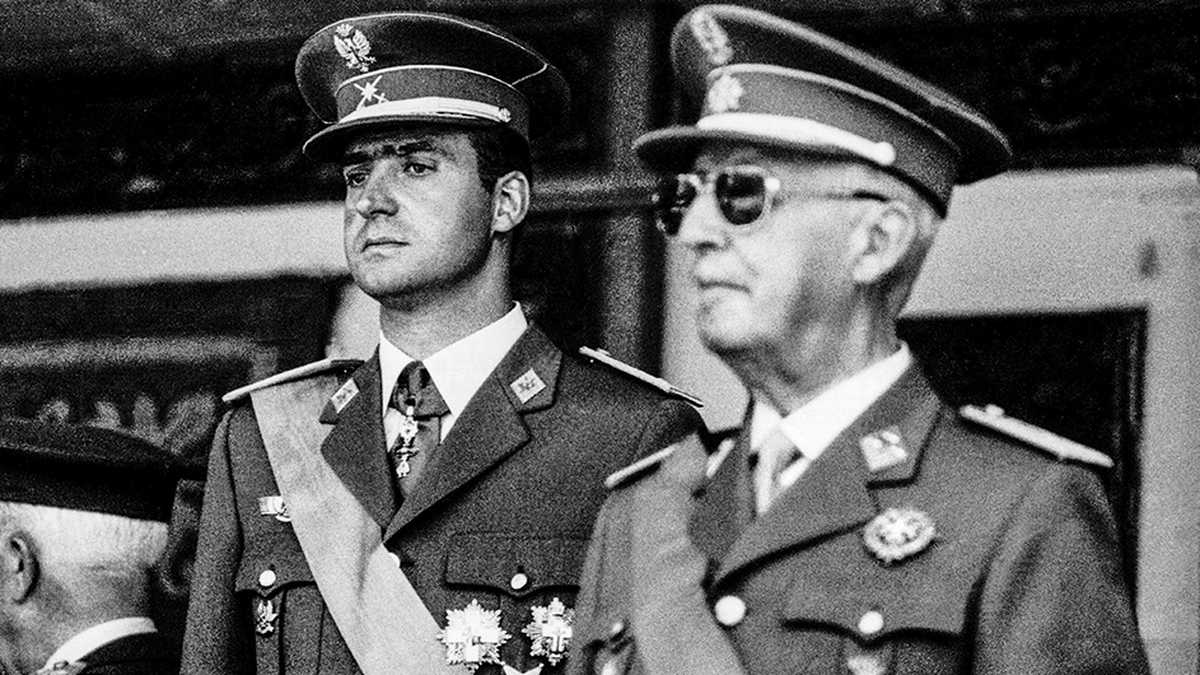Don Juan Carlos y el general Francisco Franco. El rey se hizo indispensable para la transición a la democracia en España. 