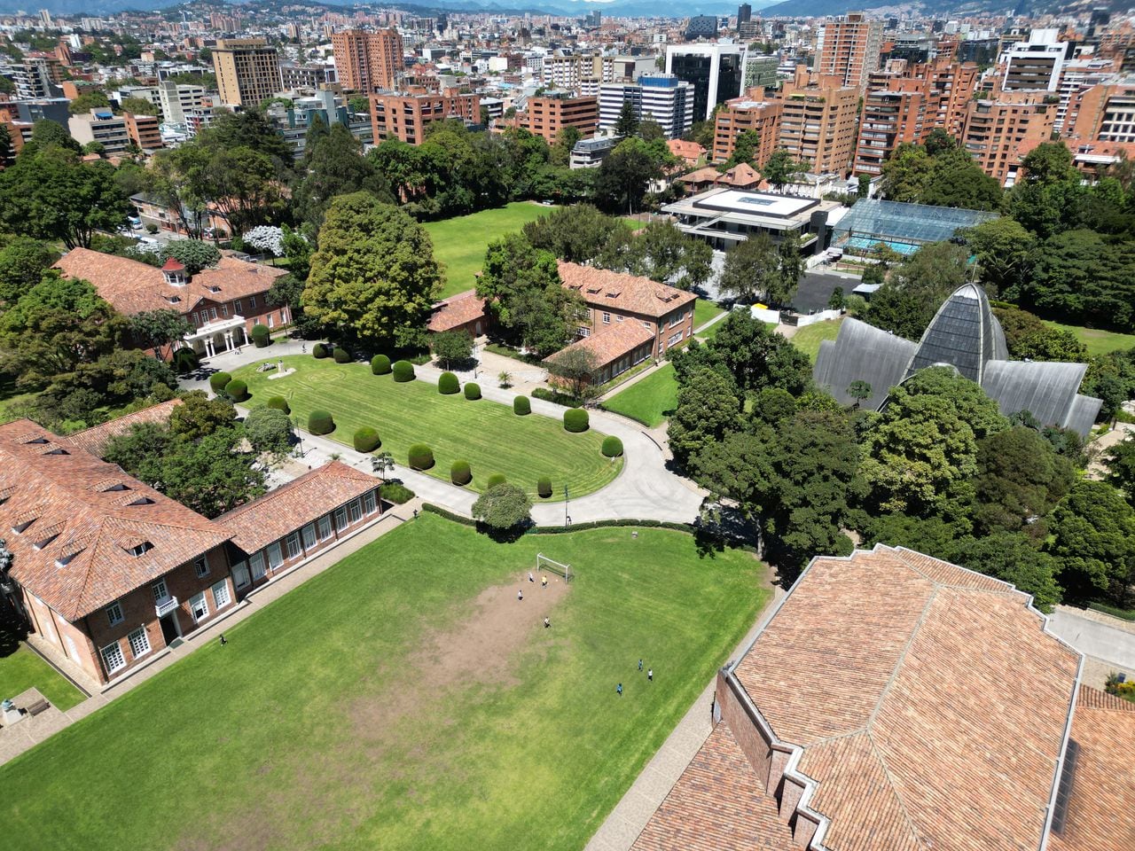 El Gimnasio Moderno cuenta con un campus de 60.000 metros cuadrados rodeado de naturaleza y enclavado en el centro financiero de Bogotá.