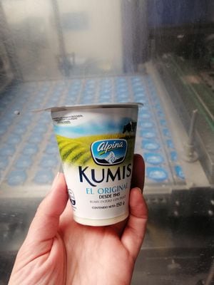Desde noviembre del año pasado Alpina utiliza etiquetas de cartón en  uno de sus productos ícono: el Kumis.