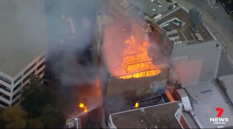 En otra de las tomas divulgadas por medios de comunicación locales se ve desde el aire la magnitud del incendio, ya que se ven la manera como las llamas consumen el lugar.