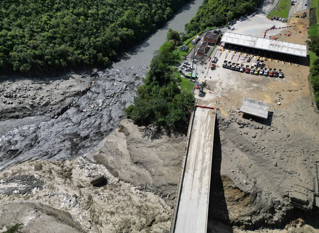 Desastre en Quetame, Cundinamarca 
Peaje - Fotro drone