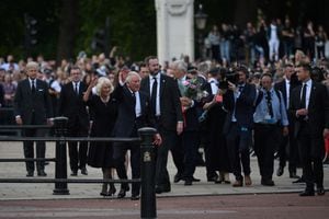 Britain's King Charles III (4R) and Britain's Camilla, Queen Consort (3R) wave as they greet the crowd upon their arrival Buckingham Palace in London, on September 9, 2022, a day after Queen Elizabeth II died at the age of 96. - Queen Elizabeth II, the longest-serving monarch in British history and an icon instantly recognisable to billions of people around the world, died at her Scottish Highland retreat on September 8. (Photo by Daniel LEAL / AFP)