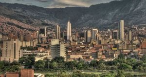 1. Medellín: De acuerdo con un sondeo de FP, este puede ser el destino más económico saliendo desde Bogotá. El costo es de $420 mil por persona incluyendo transporte, alojamiento dos noches, desayunos y cenas, visitas a lugares turísticos en Jericó y otros sitios.