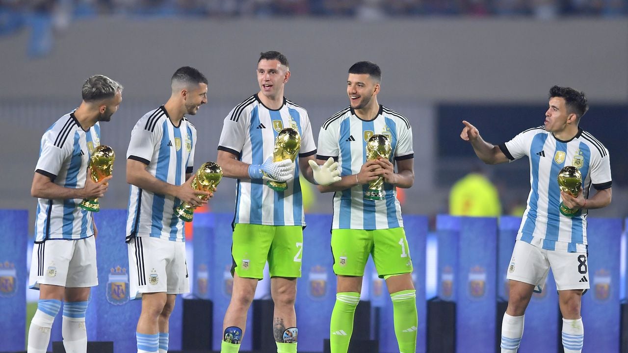 BUENOS AIRES, ARGENTINA - MARCH 23:  (FROM L TO R) German Pezzella, Guido Rodriguez, Emiliano Martinez, Geronimo Rulli and Marcos Acuña hold FIFA World Cup trophy replicas during the celebrations after an international friendly match between Argentina and Panama at Estadio Más Monumental Antonio Vespucio Liberti on March 23, 2023 in Buenos Aires, Argentina. (Photo by Marcelo Endelli/Getty Images)