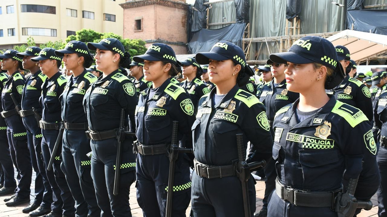 El general William Salamanca, director general de la Policía, precisó que en este numeroso grupo de uniformados, “la mitad son mujeres, así se fortalece el papel de la mujer en la Policía.