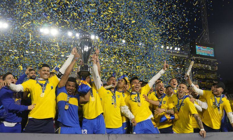 Los jugadores de Boca Juniors celebran convertirse en campeones del torneo de fútbol local después de un partido contra Independiente en Buenos Aires, Argentina, el domingo 23 de octubre de 2022.