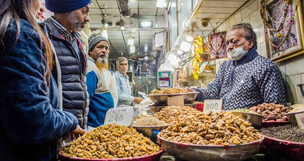 En la Vieja Delhi se encuentra la calle Khari Baoli, una zona para la compra al por mayor y al menudeo de especias nativas e importadas. Fotografía: Katerine Lara Rojas