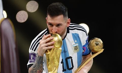 Soccer Football - FIFA World Cup Qatar 2022 - Final - Argentina v France - Lusail Stadium, Lusail, Qatar - December 18, 2022 Argentina's Lionel Messi kisses the World Cup trophy after collecting the Golden Ball award REUTERS/Carl Recine