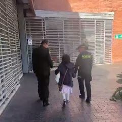 Eva Luna España en compañía de la Policía.