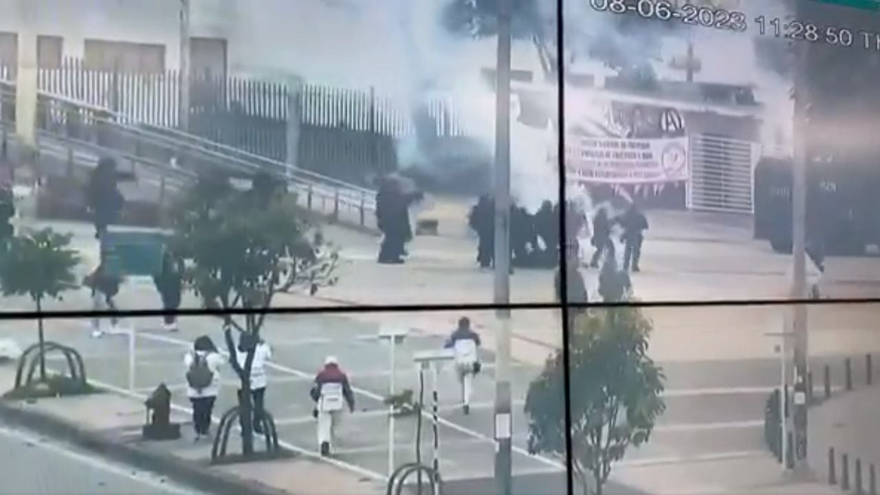 El momento justo donde un uniformado cae herido tras ser impactado con una papa bomba, en medio de los disturbios en Universidad Nacional de Bogotá.