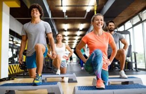 La OMS recomienda que los adultos practiquen al menos 150 minutos semanales de actividad física aeróbica de intensidad moderada, o 75 minutos semanales de ejercicio aeróbico de alta intensidad para obtener beneficios notables para la salud.