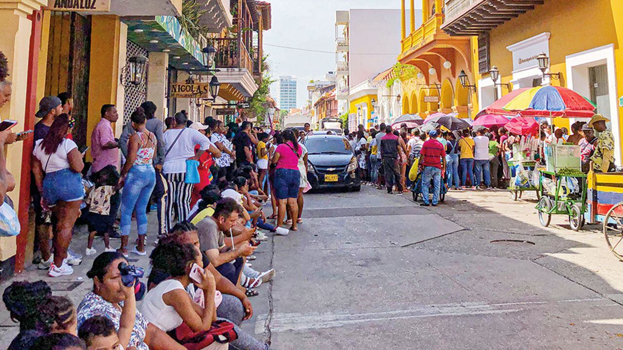     Así se vivió la jornada de interminables filas en Barranquilla para reclamar el subsidio de Renta Ciudadana. La aglomeración se trasladó a zonas aledañas. 