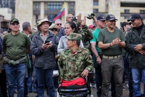 Bogotá. 10 de mayo de 2023. Veteranos de las fuerzas militares se reúnen en la plaza de Bolívar para manifestarse en contra del gobierno. (Colprensa-Mariano Vimos)