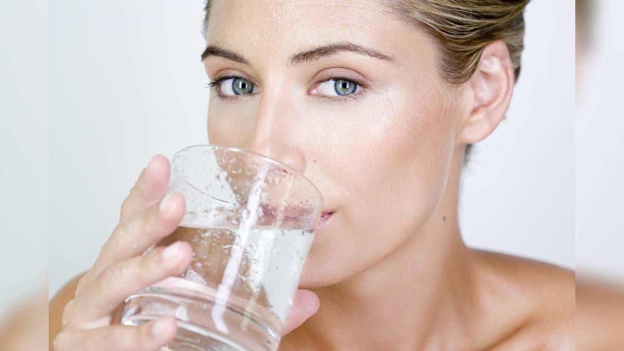 Cómo se debe beber agua para evitar la retención de líquidos?