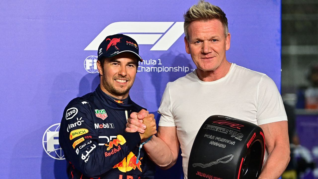 El chef Gordon Ramsey le entregó el premio como 'poleman' del Gran Premio de Arabia