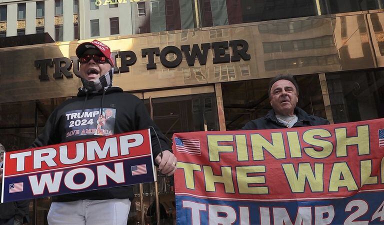 Partidarios de Donald Trump lo apoyan frente a la Trump Tower en Nueva York