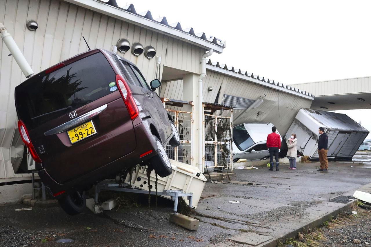 Los autos se ven dañados cuando la ciudad fue golpeada por los terremotos y el tsunami en Suzu, prefectura de Ishikawa, Japón, el miércoles 3 de enero de 2024.