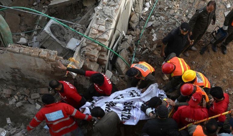 Organismos de socorro tratan de rescatar heridos que dejó el ataque terrorista en Pakistán