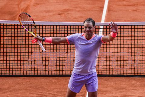 Rafael Nadal de España celebra tras ganar a Darwin Blanch de Estados Unidos durante el torneo de tenis Mutua Madrid Open en Madrid, el jueves 25 de abril de 2024. (Foto AP/Manu Fernández)