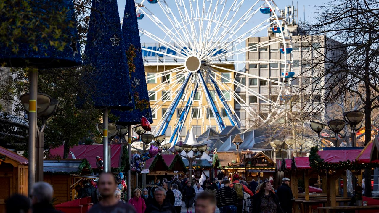 La rueda de la fortuna gira en la apertura del mercado navideño de Duisburg. El mercado de Navidad en el centro de Duisburg abre sus puertas.