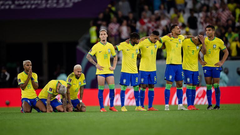 Brasil en el terreno de juego tras la tanda de penales ante Croacia.