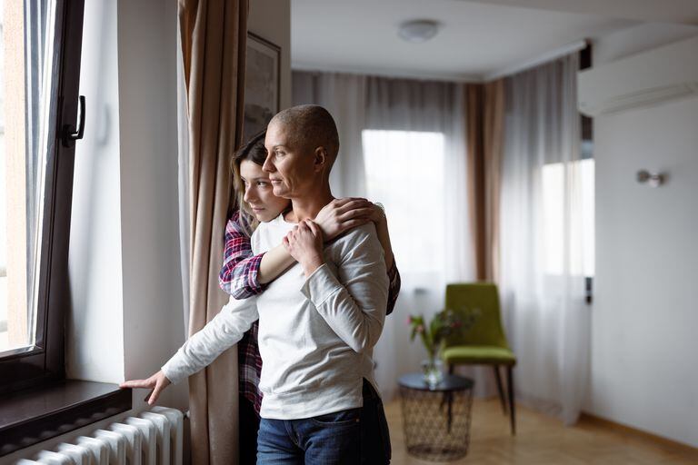 Mujer con cáncer acompañada por su hija.