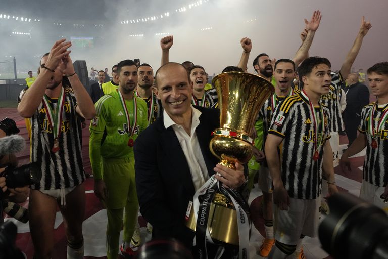 El entrenador de la Juventus, Massimiliano Allegri, celebra con el trofeo al final de la final de la Copa Italia entre Atalanta y Juventus en el Estadio Olímpico de Roma, el miércoles 15 de mayo de 2024. (Foto AP/Gregorio Borgia)