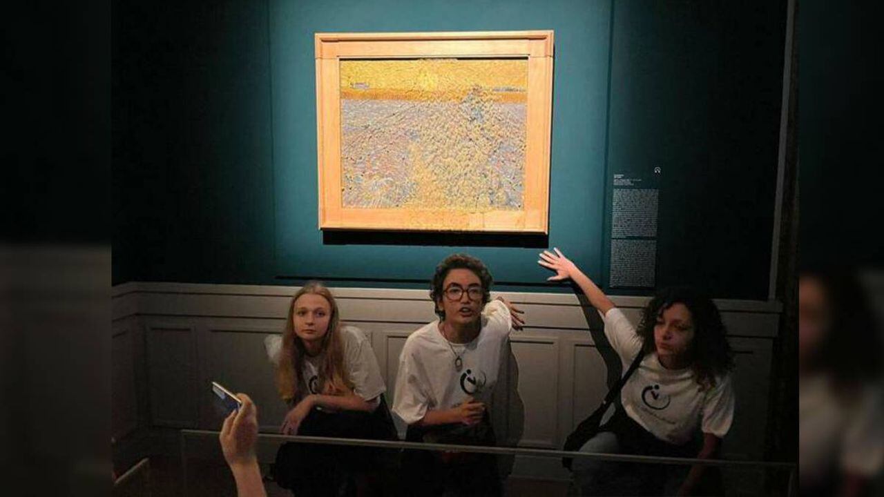 un grupo de ecologistas arrojaron una sopa de verduras a la pintura “El Sembrador”, una obra de Vincent Van Gogh de 1888, que representa a un agricultor sembrando su tierra bajo un sol poniente.