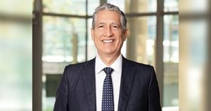  Alberto Calderón es tal vez el ejecutivo colombiano más exitoso en el mundo. Trabajó en BHP Billiton y Orica. En el país gerenció la EEB, Ecopetrol y Cerrejón. 