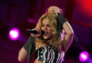 La última en actuar y que llevó el concierto a su punto álgido, fue Shakira, que se presentó con un llamativo y salvaje atuendo de estilo africano, formado por una malla y un top de cebra y una falda de fibras deshilachadas, muy en consonancia con sus canciones. Acompañada por varios grupos de baile africanos, Shakira interpretó dos de sus grandes éxitos, "La loba" y "Hips don't lie", y finalmente cantó "Waka Waka", la canción oficial del Mundial, mientras volaban papelitos de colores sobre todo el estadio.
