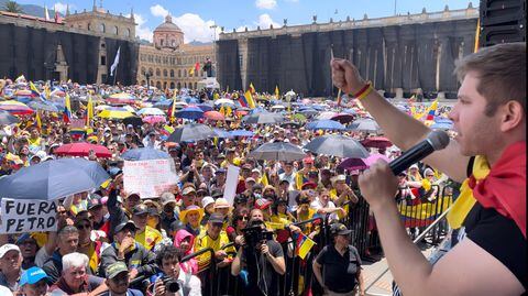 La marcha contra Petro reunió más de 15.000 personas en la plaza de Bolívar en Bogotá.