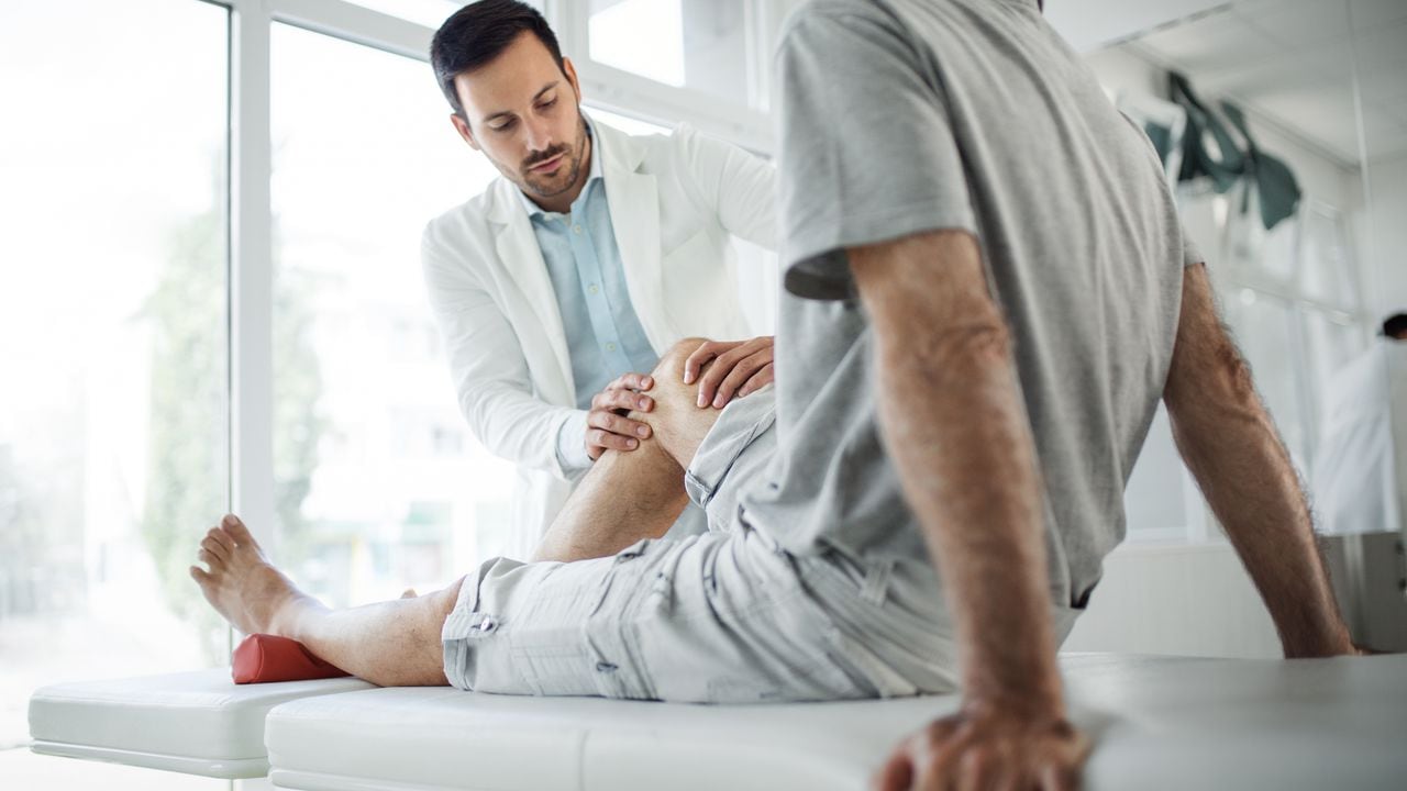El dolor en la rodilla se puede relacionar con la artritis.